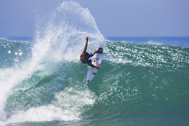 MANIOBRAs DEL SURF: DE BACKSIDE TAIL SLIDE MANIOBRAs DEL SURF: DE BACKSIDE TAIL SLIDE